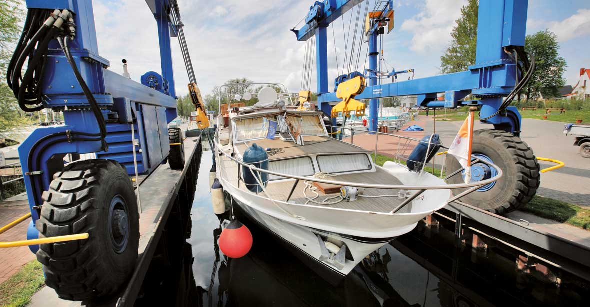 Kranen, um das Boot ins/aus dem Wasser zu holen. Hafendorf Müritz
